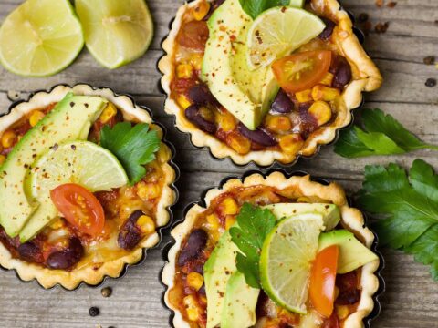 trio mini koláčov s guacamole, syr, salsa a kyslej smotany